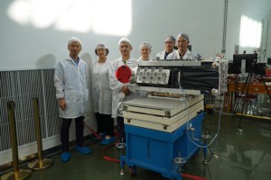 der Jinan 1 Satellit mit einem Teil des Entwicklerteams