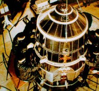 Techniker bei Arbeiten an einem unbekannten Satelliten der 1970er Jahre, möglicherweise vom Typ JSSW