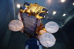 KA-SAT in einer Testkammer von Astrium