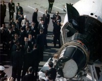 US Präsident John F. Kennedy wird die GT-1 Kapsel präsentiert
