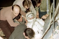 Einsetzen des Kosmonauten „Mannequins“ in Kosmos 57