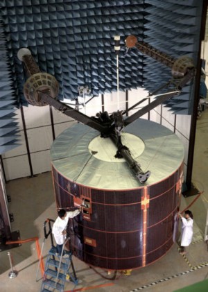 Leasat 5 im schalltoten Raum beim Hersteller Hughes (heute Boeing)