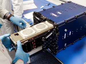 Laden von Lemur 2 „Joel“ in den NanoRacks CubeSat Deployer