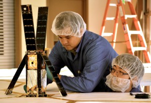 zwei CalPoly Studenten mit LightSail-A