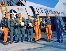die „Mercury Seven“ posieren vor einer Convair F-106B „Delta Dart“