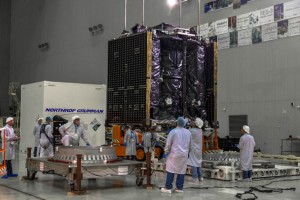 Startvorbereitung des Mission Extension Vehicle 1 im Gebäude 103 in Baikonur