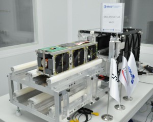 MIET-AIS CubeSat vor dem 4-fach Startcontainer von Aerospace Capital