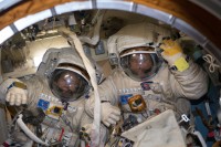 Alexander Misurkin (links) und Anton Schkaplerow beim „Trockentraining“ mit ihren Raumanzügen am 31.01.2018