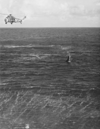 die bei Ankunft der Hubschrauber noch aufrecht im Meer treibende „Liberty Bell 7“