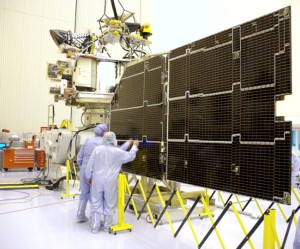 Überprüfung der MRO Solarzellenflächen in der Payload Hazardous Servicing Facility