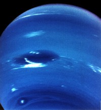 Aufnahme von Neptun mit dem Großen Dunklen Fleck und weiteren atmosphärischen Phänomenen