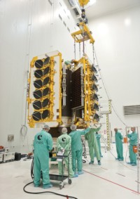 Montage eines O3b Satelliten am Dispenser für den dritten Start