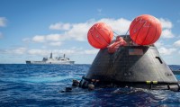 Einheiten der USS Anchorage sichern die „Orion“ Kapsel nach dem EFT 1 Flug