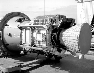 der erste P-11 Satellit (oben) an der Agena Stufe montiert