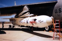 die Pegasus F-4 unter der Tragfläche der B-52