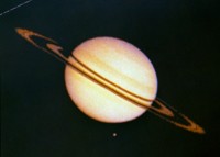 Saturn und sein Mond Titan aufgenommen durch Pioneer 11