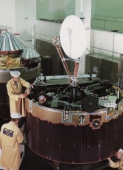 Pioneer Venus Multiprobe (im Hintergrund) und Orbiter