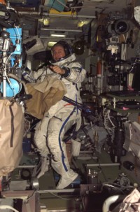 Marcos Pontes, bereits im Sokol-Raumanzug, vor der Rückkehr zur Erde