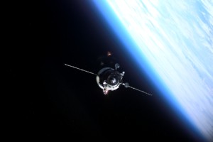 Progress M1-7 im Anflug auf die ISS