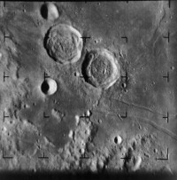 Ranger VIII Aufnahme der Krater Ritter (oben links) und Sabine