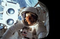 Jerry Ross bei der ersten von zwei EVAs während STS-37