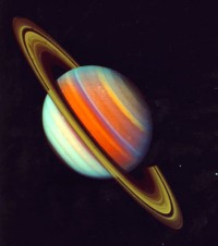 Falschfarbaufnahme von Saturn aus 43 Mio. km Entfernung