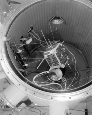 SECOR Typ-2 Satellit (S/N 15) bei Tests in der Vakuumkammer