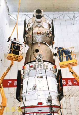 Shenzhou 5 im Montagegebäude von Jiuquan