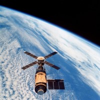 eine der letzten Aufnahmen von Skylab vor der Landung der letzten Besatzung