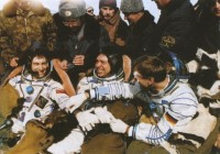 die mit Sojus TM-13 gelandeten Kosmonauten