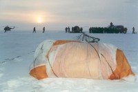 die gelandete Sojus TM-28 Kapsel und ihr Fallschirm (im Vordergrund)