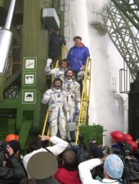 die Sojus TM-31 Crew auf dem Weg zu ihrem Raumschiff