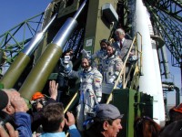 Verabschiedung der Sojus TM-32 Besatzung am Fuß der Rakete