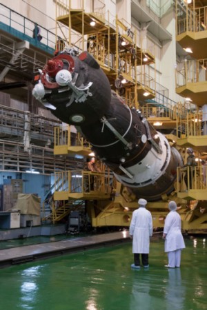 Sojus TMA-06M im Integrationsgebäude von Baikonur