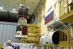 Entladen von Sojus TMA-10M im Montagekomplex von Baikonur