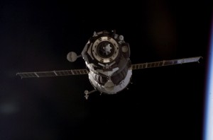 Sojus TMA-3 unmittelbar vor dem Docking