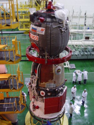 Sojus TMA-7 im Montagekomplex von Baikonur