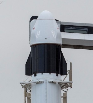 die Dragon v2 für SpX-26 an der Spitze der Falcon 9 Rakete