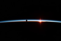 die erste Crew Dragon am Horizont aus Sicht der ISS