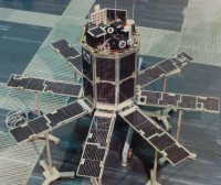 SROSS (vermutlich SROSS-A) Satellit mit ausgeklappten Solarzellenflächen