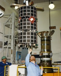 das „Stacksat“ Paket (im Hintergrund die Altair Stufe mit PDD Experiment)