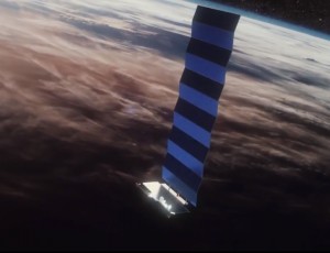 Ausschnitt einer Computeranimation, die das Entfalten der Solarzellenfläche eines Starlink Satelliten zeigt