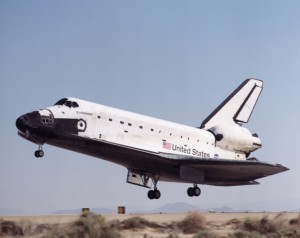 die „Endeavour“ bei der Rückkehr von der STS-100 Mission