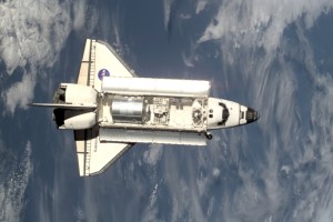 die „Discovery“ F-​30 im Anflug auf die ISS