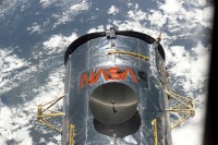Risse in der Isolierung und ein sich ablösender NASA Schriftzug