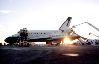 die von Mission STS-109 zurückgekehrte „Columbia“ in der Morgendämmerung