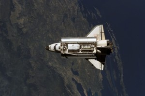 die „Atlantis“ F-​27 im Anflug auf die ISS