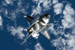 die „Discovery“ F-20 im Anflug auf die ISS