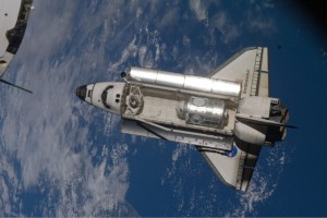 die „Endeavour“ F-24 im Anflug auf die ISS