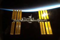 die ISS im Sonnenlicht